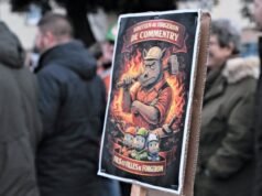 Di Komentar, para pelajar melarang Lavilliers bernyanyi untuk mendukung para pekerja di pabrik baja yang berjanji akan ditutup… atas nama sekularisme