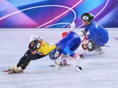 Kamila Sellier dari Polandia harus berbaring di Olympia 1500 setelah pedang lawannya melukai bagian atas matanya