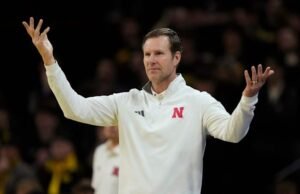 Pelatih Nebraska Hoiberg mengatakan salah satu alasan dia mencuri ponsel seorang penggemar adalah karena alat pacu jantungnya