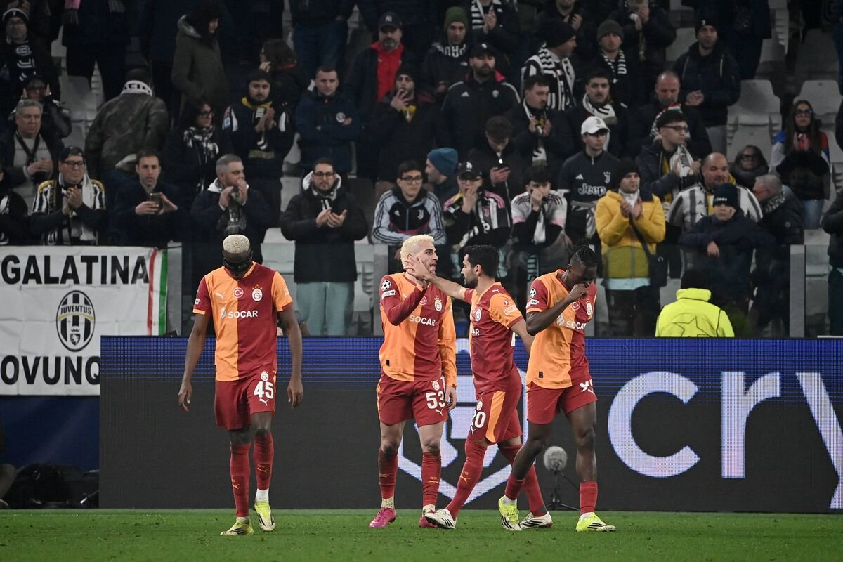 Alper Yilmaz dari Bari merayakannya bersama rekan satu timnya. Alper Yilmaz dari Bari merayakannya bersama rekan satu timnya.