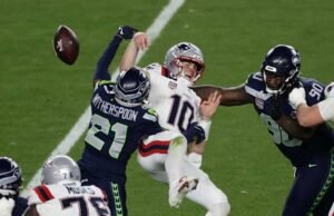 Maye dari Patriots membalikkan bola tiga kali saat dikejar oleh pertahanan Seahawks dalam kekalahan Super Bowl