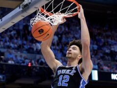 Cameron Boozer dan No. 3 Duke mengalahkan No. 1 Michigan 68-63 sementara dua tim teratas kalah di hari yang sama