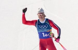 Johannes Hoesflot Klaebo dari Norwegia memenangkan rekor Olimpiade kesepuluh dengan kemenangan dalam sprint beregu putra