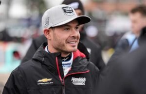 Juara bertahan NASCAR Kyle Larson menambahkan pemilik tim ke dalam resume balap bergengsinya