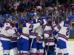 Tim AS, dipimpin oleh Hilary Knight, menghadapi perebutan medali emas Olimpiade melawan Kanada di hoki es wanita