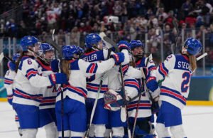 Tim AS, dipimpin oleh Hilary Knight, menghadapi perebutan medali emas Olimpiade melawan Kanada di hoki es wanita