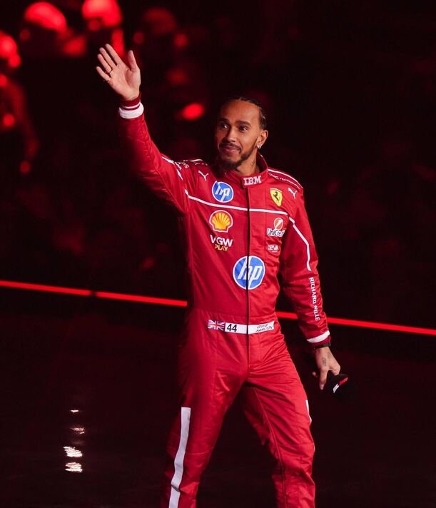 Lewis Hamilton melambai dengan setelan Ferrari Lewis Hamilton melambai dengan setelan Ferrari