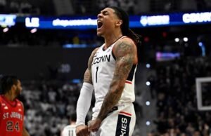 Reed memberi No. 6 UConn kemenangan 72-40 atas No. 15 St.