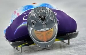 IOC mengizinkan atlet Ukraina mengenakan ban kapten berwarna hitam, namun melarang penggunaan helm untuk menghormati atlet yang gugur