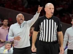 Pelatih bola basket perguruan tinggi yang frustrasi tidak takut untuk mengkritik tim mereka di depan umum