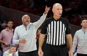 Pelatih bola basket perguruan tinggi yang frustrasi tidak takut untuk mengkritik tim mereka di depan umum