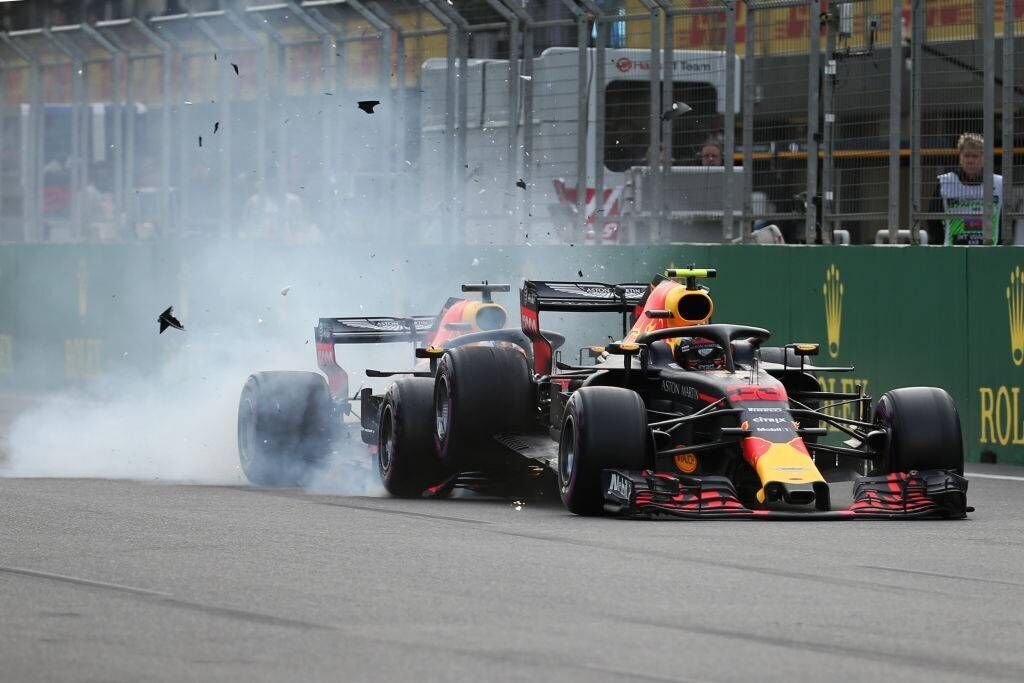 Max Verstappen (NED) Red Bull Racing RB14 dan Daniel Ricciardo (AUS) Red Bull Racing RB14 mengalami kecelakaan saat GP Azerbaijan di Sirkuit Kota Baku pada bulan April Max Verstappen (NED) Red Bull Racing RB14 dan Daniel Ricciardo (AUS) Red Bull Racing RB14 mengalami kecelakaan saat GP Azerbaijan di Sirkuit Kota Baku pada bulan April