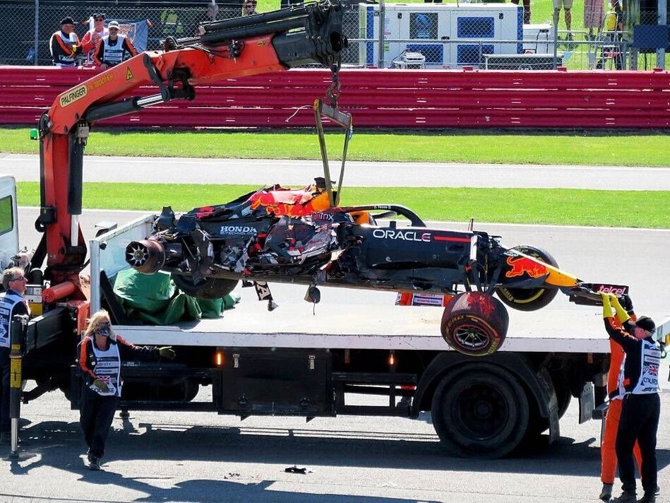 Max Verstappen, Red Bull Racing RB16B, dimasukkan ke dalam truk setelah kecelakaannya dengan Sir Lewis Hamilton, Mercedes W12, selama GP Inggris di Silverston Max Verstappen, Red Bull Racing RB16B, dimasukkan ke dalam truk setelah kecelakaannya dengan Sir Lewis Hamilton, Mercedes W12, selama GP Inggris di Silverston