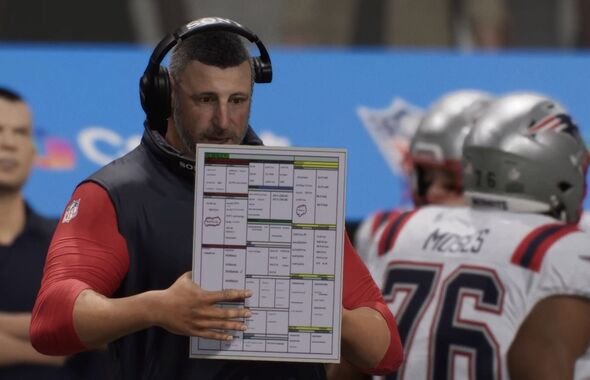 Mike Vrabel dalam tangkapan layar simulasi Madden NFL 26 Super Bowl 60