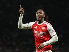 Eze menyakiti Tottenham lagi untuk menyalakan kembali harapan gelar Arsenal dan Liverpool meraih pemenang di menit-menit akhir