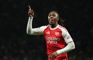 Eze menyakiti Tottenham lagi untuk menyalakan kembali harapan gelar Arsenal dan Liverpool meraih pemenang di menit-menit akhir