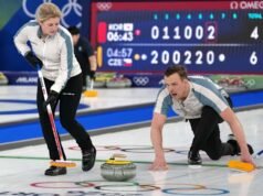 Para pengeriting ini terlihat jahat satu sama lain di atas es. Di luar es mereka menikah dengan bahagia