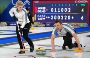 Para pengeriting ini terlihat jahat satu sama lain di atas es. Di luar es mereka menikah dengan bahagia