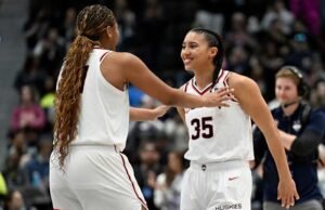 Azzi Fudd dan Sarah Strong memimpin UConn meraih kemenangan ke-46 berturut-turut dan musim dengan 30 kemenangan lainnya