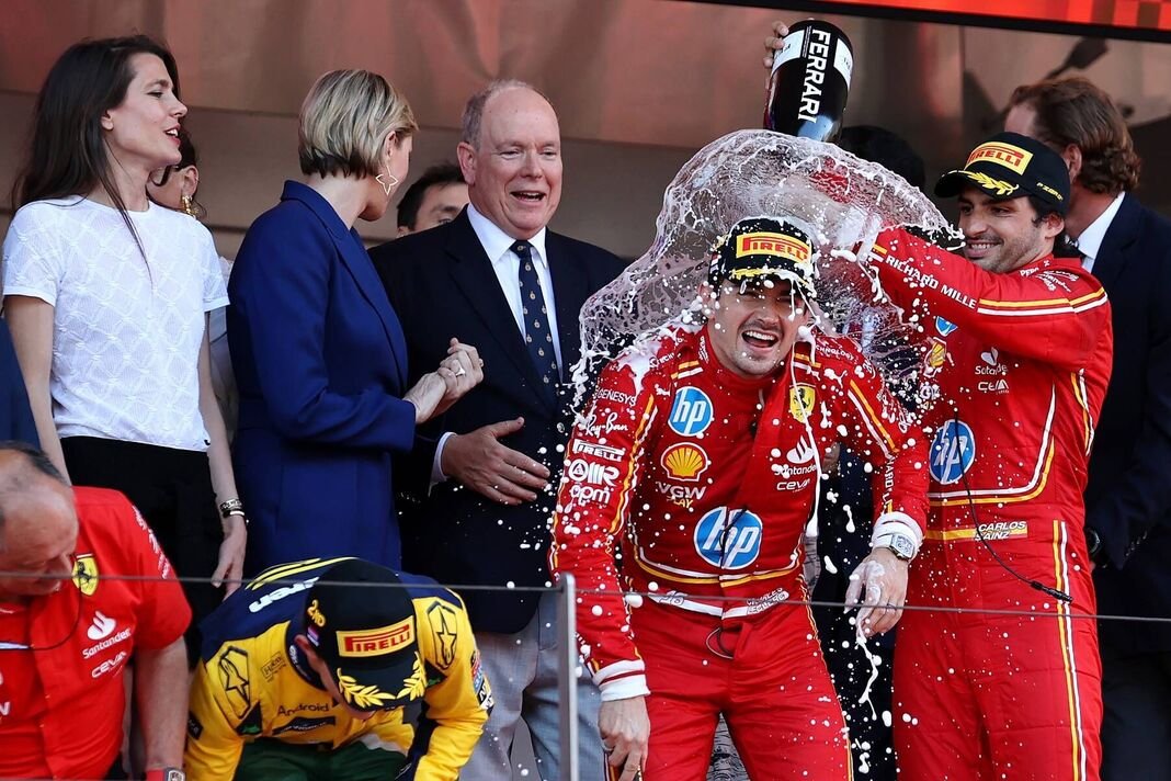 Pemenang balapan Charles Leclerc dari Monaco dan Ferrari dan peringkat ketiga Carlos Sainz dari Spanyol dan Ferrari merayakan di podium selama Grand Prix F1 Pemenang balapan Charles Leclerc dari Monaco dan Ferrari dan peringkat ketiga Carlos Sainz dari Spanyol dan Ferrari merayakan di podium selama Grand Prix F1