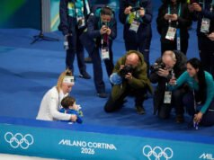 Francesca Lollobrigida memeluk putranya setelah memenangkan medali emas pertama Italia di Olimpiade Milan