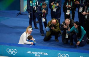 Francesca Lollobrigida memeluk putranya setelah memenangkan medali emas pertama Italia di Olimpiade Milan