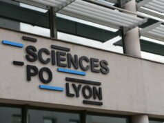 menjelang akhir pertemuan politik di universitas?