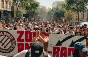 “Kelompok fasis dan anti-fasis mengadopsi suatu bentuk peniruan dalam praktik mereka,” kata peneliti Sylvain Boulouque