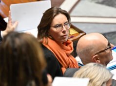 senator sosialis mengajukan teks untuk mengatur mandatnya