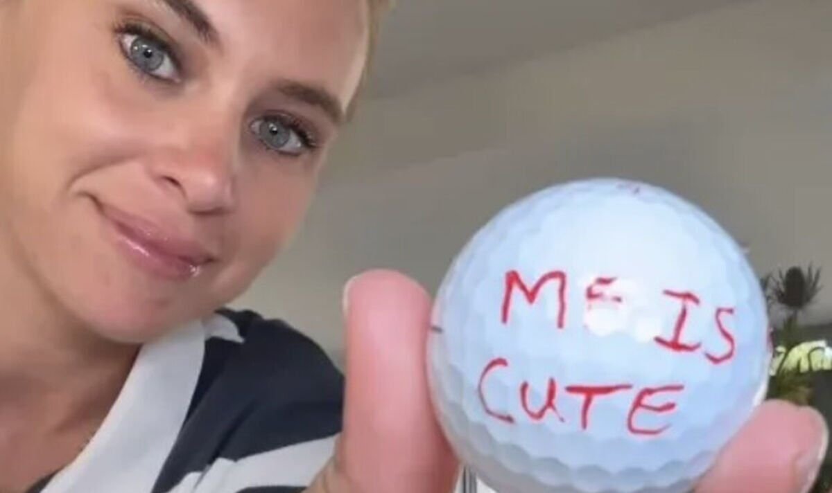 Katherine Fitzpatrick mengangkat bola golf