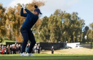 Rory McIlroy menantang hujan dan angin untuk berbagi keunggulan di clubhouse Riviera