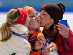 Penggemar Belanda merayakan medali emas Olimpiade speed skater Antoinette Rijpma-de Jong dalam lomba lari 1.500 meter
