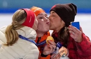 Penggemar Belanda merayakan medali emas Olimpiade speed skater Antoinette Rijpma-de Jong dalam lomba lari 1.500 meter