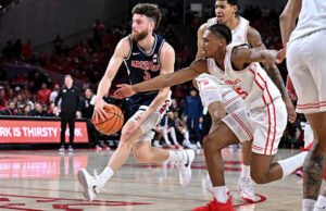 22 poin Dell’Orso memimpin No. 4 Arizona atas No. 2 Houston, 73-66, untuk memimpin 12 Besar