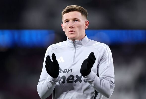 Elliot Anderson memberikan tepuk tangan kepada para penggemar