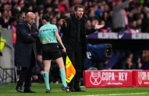 Diego Simeone memicu kontroversi dengan provokasi di tepi lapangan terhadap pemain sayap Barcelona
