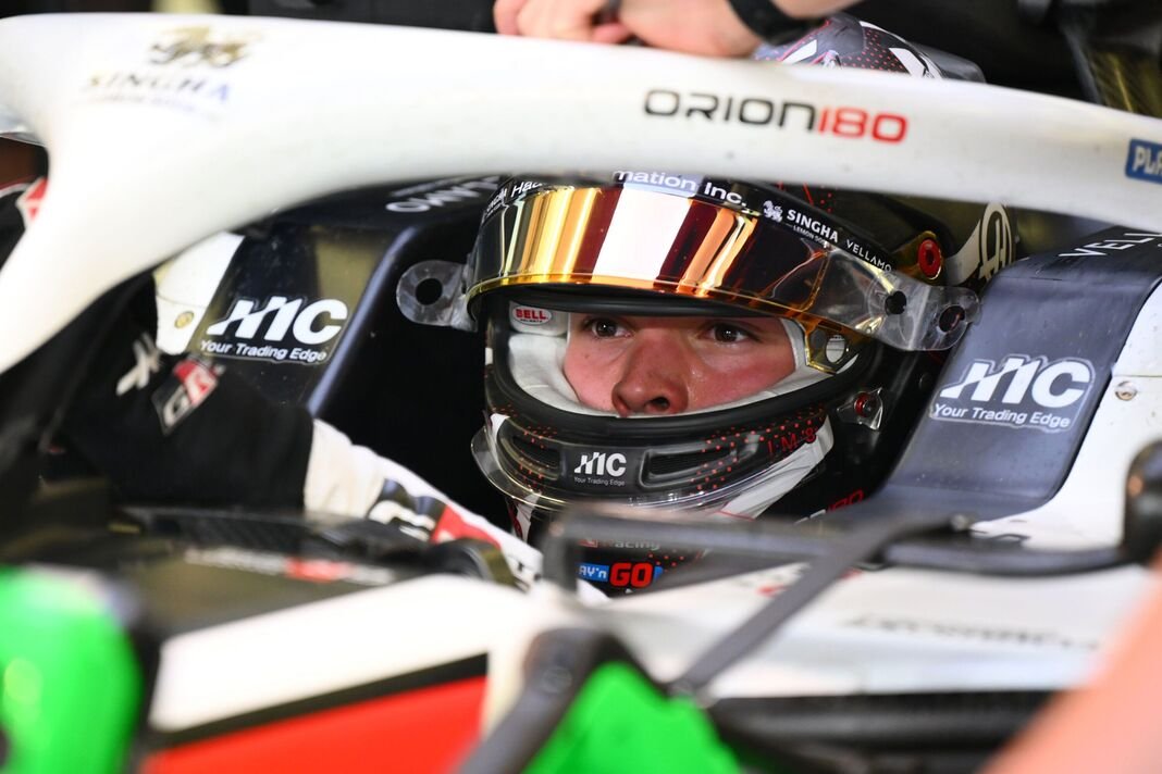 Oliver Bearman mengenakan helm di kokpit mobil F1 Oliver Bearman mengenakan helm di kokpit mobil F1