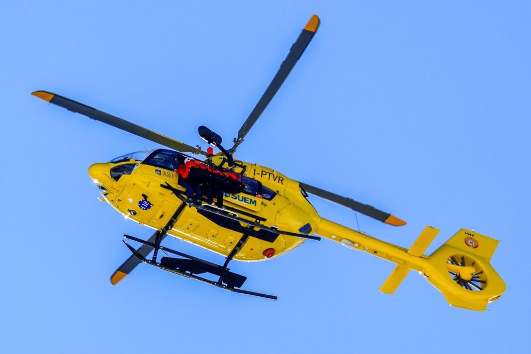 Helikopter penyelamat udara terbang