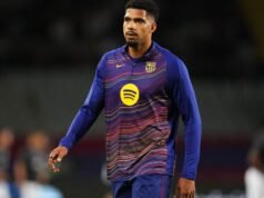 Bek Barcelona ini berlatih di hari libur untuk meningkatkan kebugarannya dan mendapatkan kembali peran pentingnya dalam tim