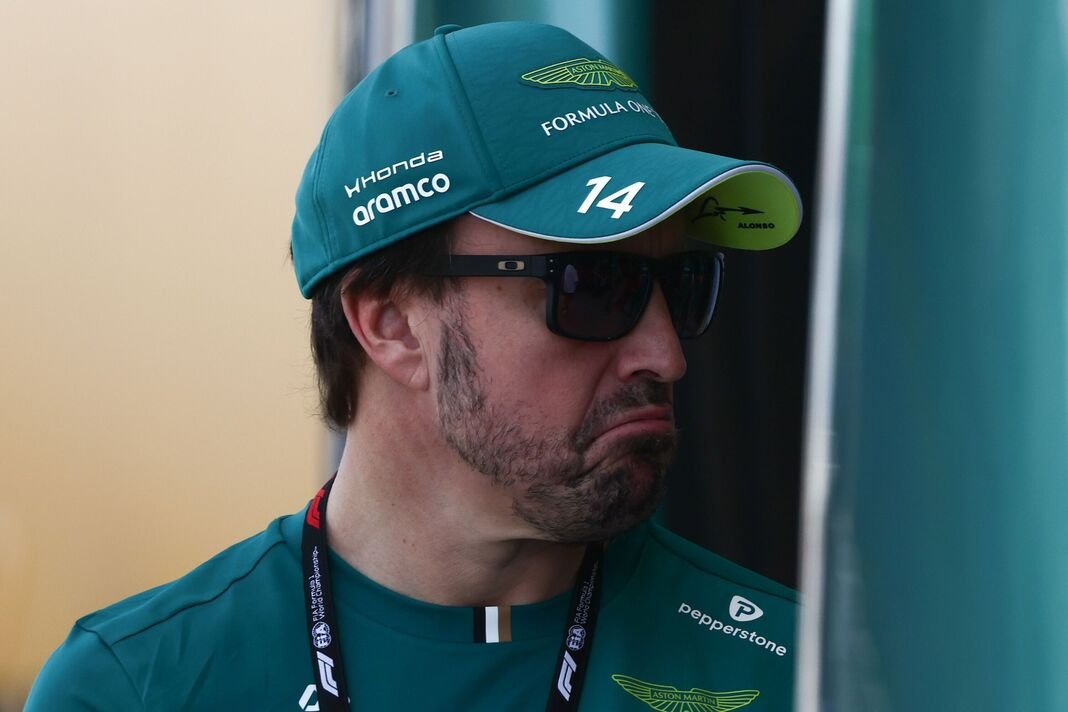 Fernando Alonso meringis di pitlane