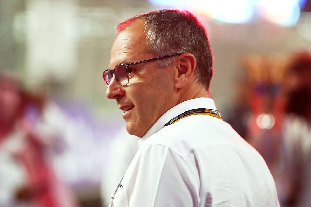 Stefano Domenicali melihat ke kiri