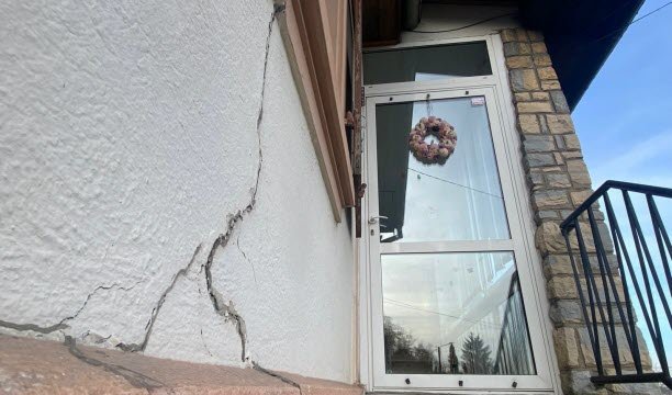 Retakan eksterior utama terlihat di bagian depan pintu rumah. Foto Aglaé Kupferlé