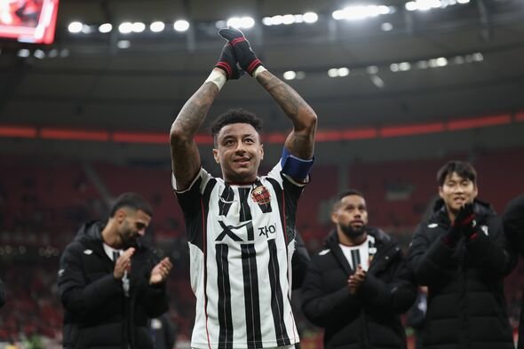 Jesse Lingard dari FC Seoul menyapa para penggemar