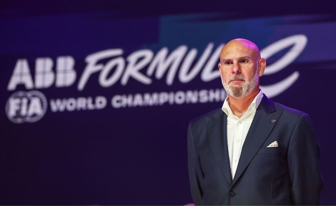 Jeff Dodds di depan logo Formula E