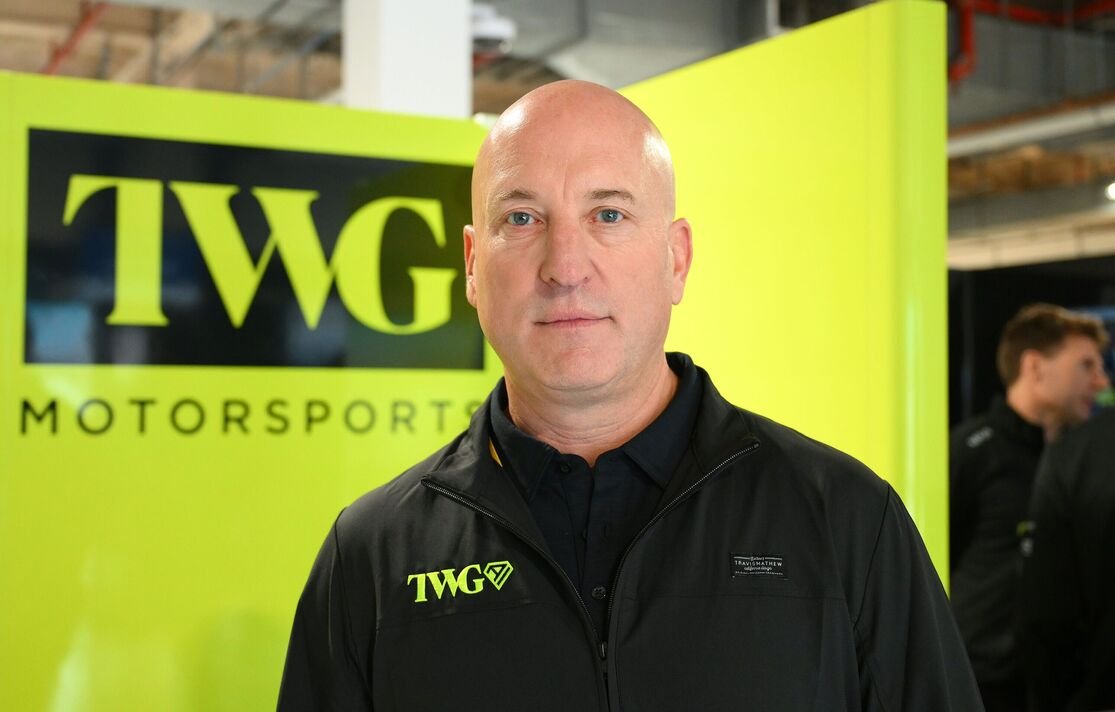 Dan Towriss di depan tembok kuning neon