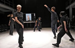 Dengan “DOGS”, Michel Schweizer menempatkan orang sebagai pusat permainan