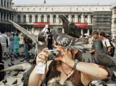 “Martin Parr, Peringatan Global” di Jeu de Paume: ironi dan pandangan tajam dalam pameran anumerta yang didedikasikan untuk fotografer Inggris