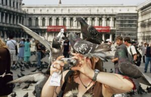 “Martin Parr, Peringatan Global” di Jeu de Paume: ironi dan pandangan tajam dalam pameran anumerta yang didedikasikan untuk fotografer Inggris