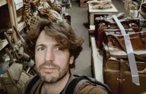 Lembur yang tidak dibayar, kemarahan selebriti, kelelahan tim… manajer Julien Joanny memecah keheningan tentang kondisi kerja di lokasi syuting