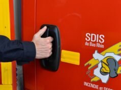 Bernilai. Pengendara mobil terluka parah setelah menabrak pohon